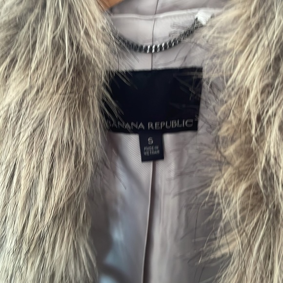 Banana Republic Vest Faux fur. - Picture 2 of 3